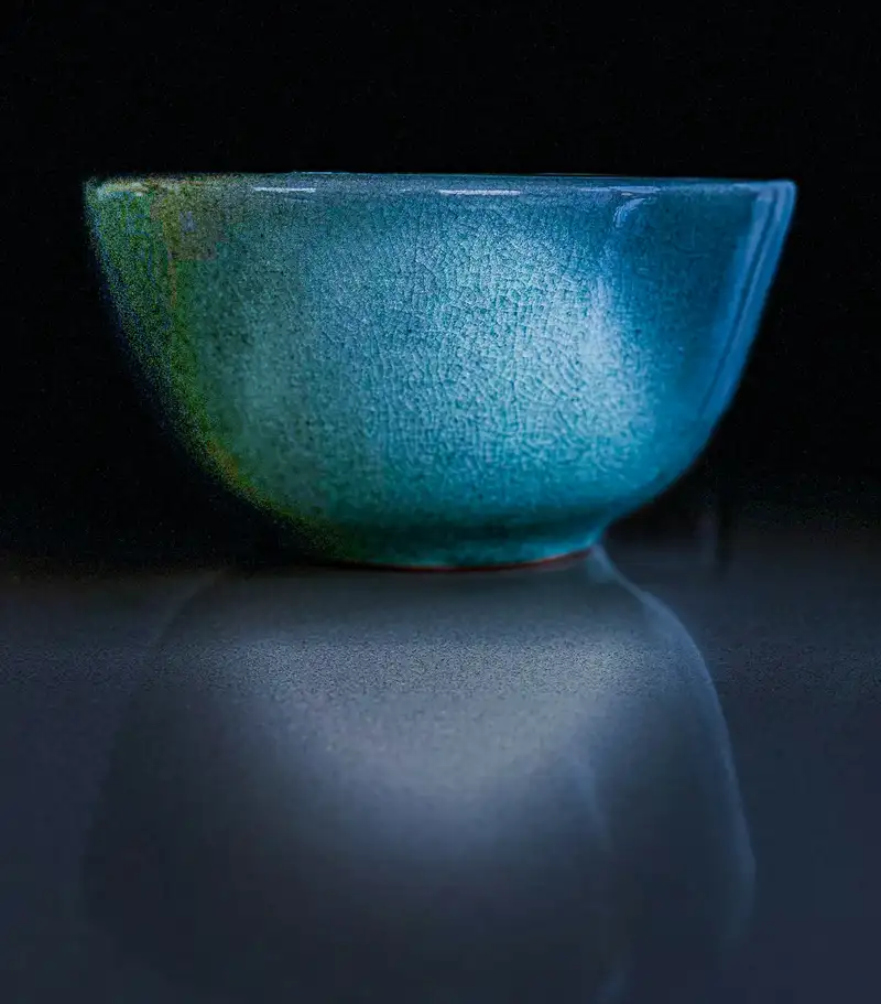 Post de lançamento da marca Argila com a foto de uma tigela de cerâmica azul-turquesa sobre fundo escuro e a faixa "Coleção Mar, tigelas esmaltadas".