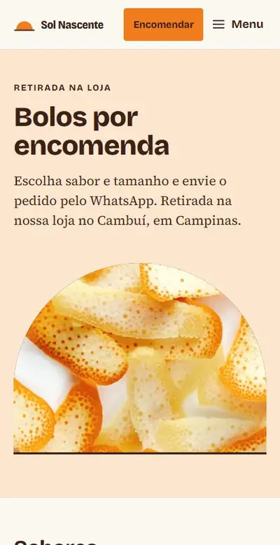 Página "Bolos por encomenda" no celular: título, texto sobre pedir pelo WhatsApp com retirada na loja e a foto de tiras de casca de laranja cristalizada.